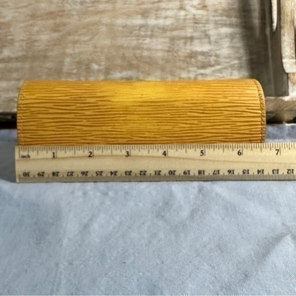 Authentic Louis Vuitton Epi Portefeville. Wallet/coin case. Yellow. - Picture 15 of 16